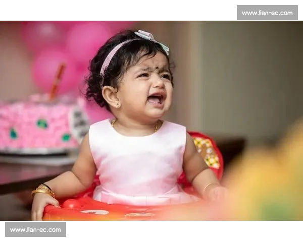 萌娃连败三球怒摔球拍 教练暖心引导化解情绪风暴